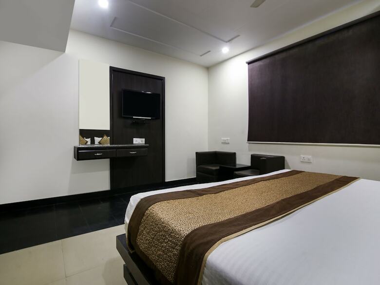 Capital O 9367 Hotel Agra Cantt