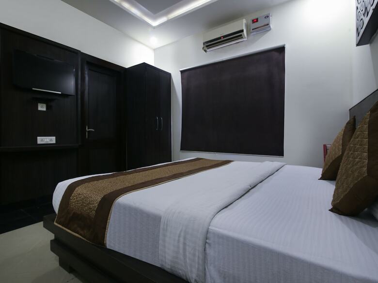 Capital O 9367 Hotel Agra Cantt