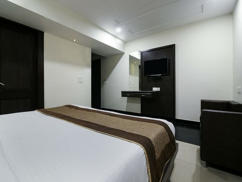 Capital O 9367 Hotel Agra Cantt