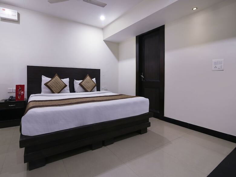 Capital O 9367 Hotel Agra Cantt