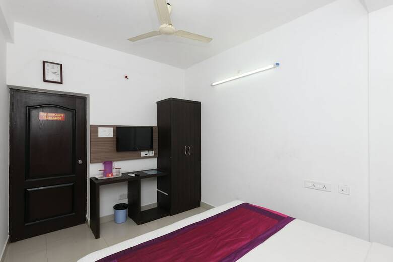 Hotel Oyo 4357 The Mangrove Wood Residency