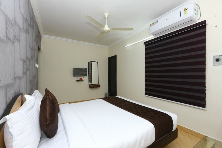 Hotel Oyo 9372 Rich Inn