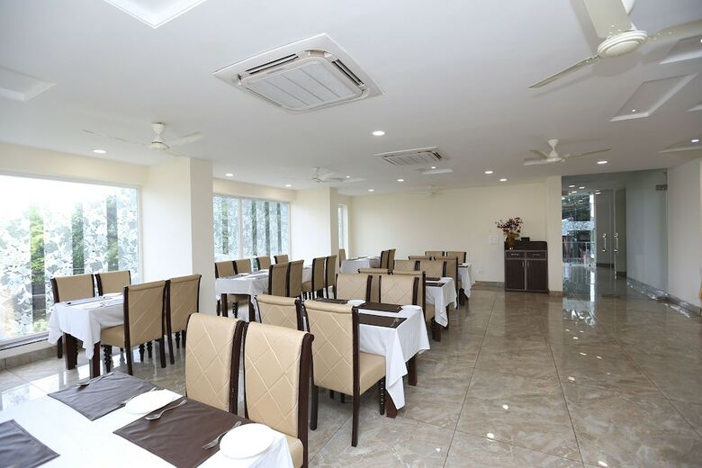 Hotel Oyo 9667 Sashtrdhara Road