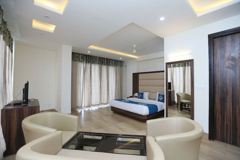 Hotel Oyo 9667 Sashtrdhara Road