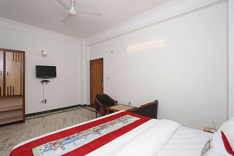 Oyo 10072 Hotel Amrit Regency