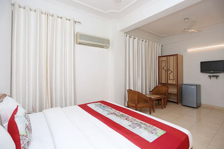 Oyo 10072 Hotel Amrit Regency