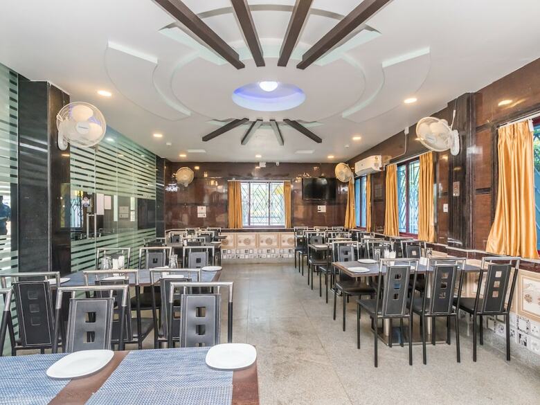 Oyo 10398 Hotel Parijayee