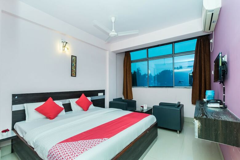 Oyo 10398 Hotel Parijayee