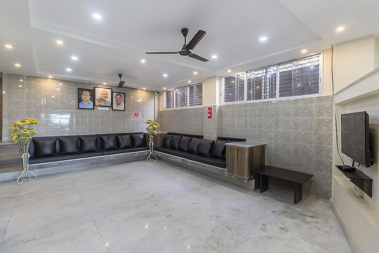 Hotel Oyo 5638 Om Regency I