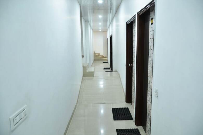 Hotel Oyo 8105 Model Town