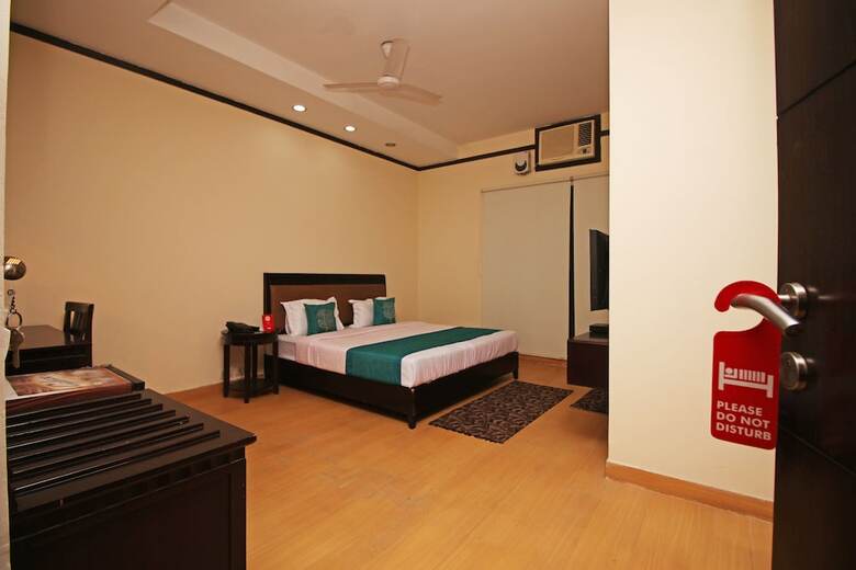 Hotel Oyo 6558 Sd Royal Inn