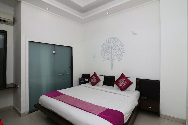 Oyo 8349 Hotel Crown Palace
