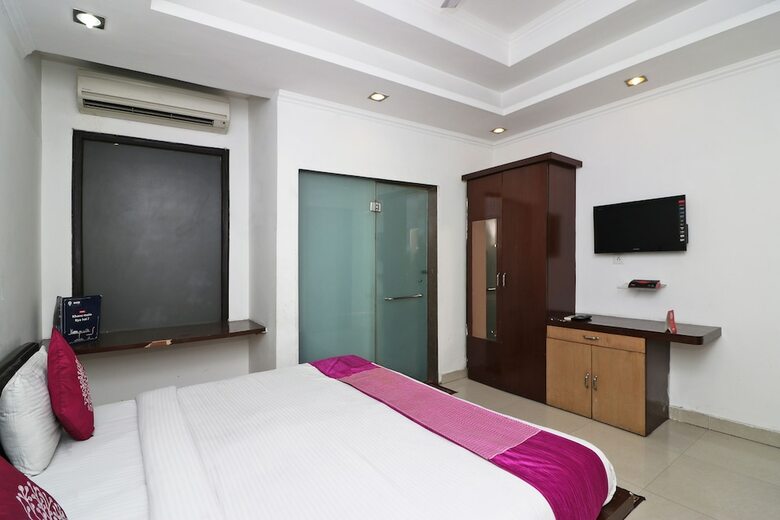 Oyo 8349 Hotel Crown Palace