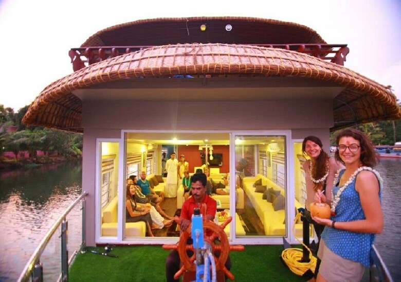 Mass Holidays Houseboat