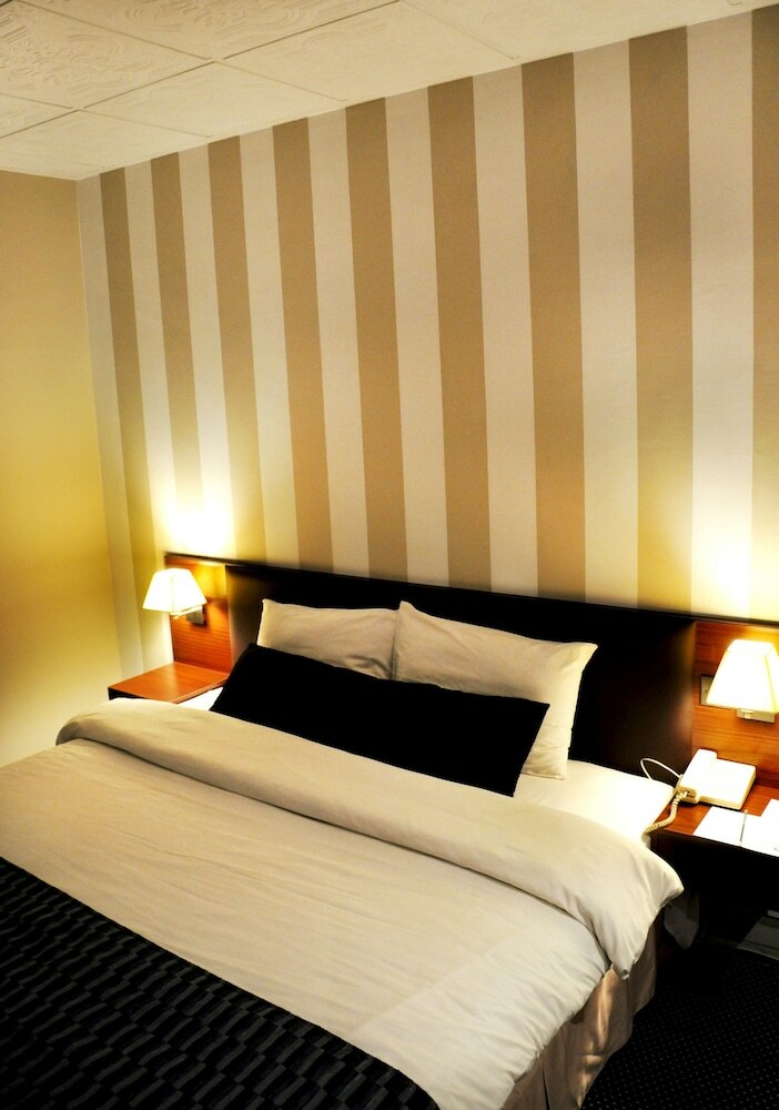 Al Falaj Hotel