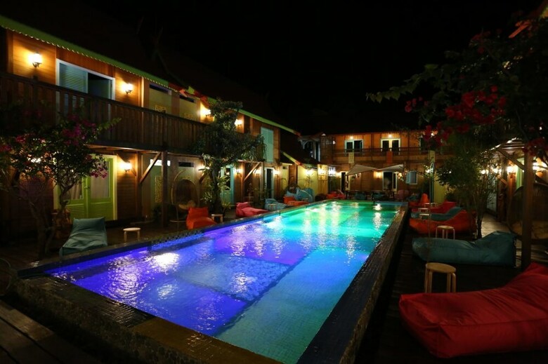 Hotel Bleu Verde I Am Colors