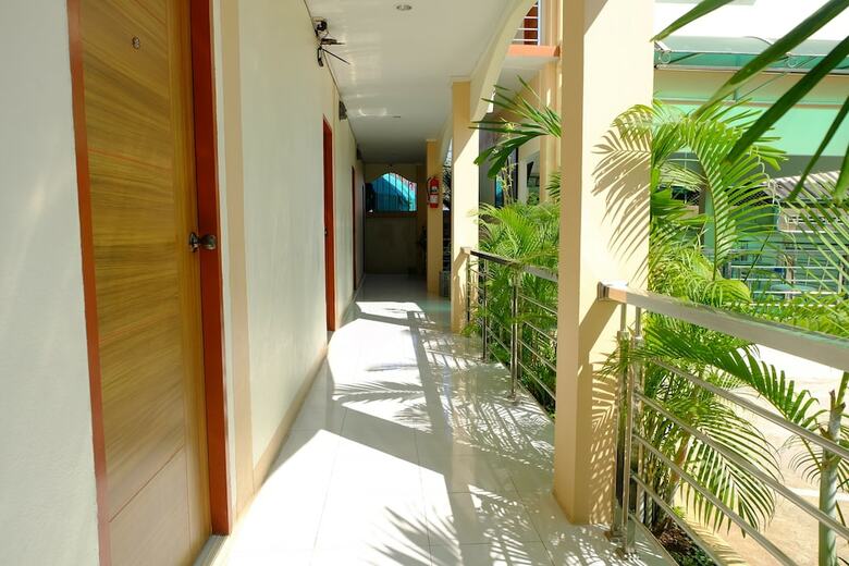 Hotel R J House Resort