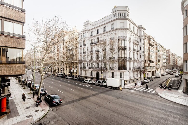 Velazquez Apartments By Flatsweethome
