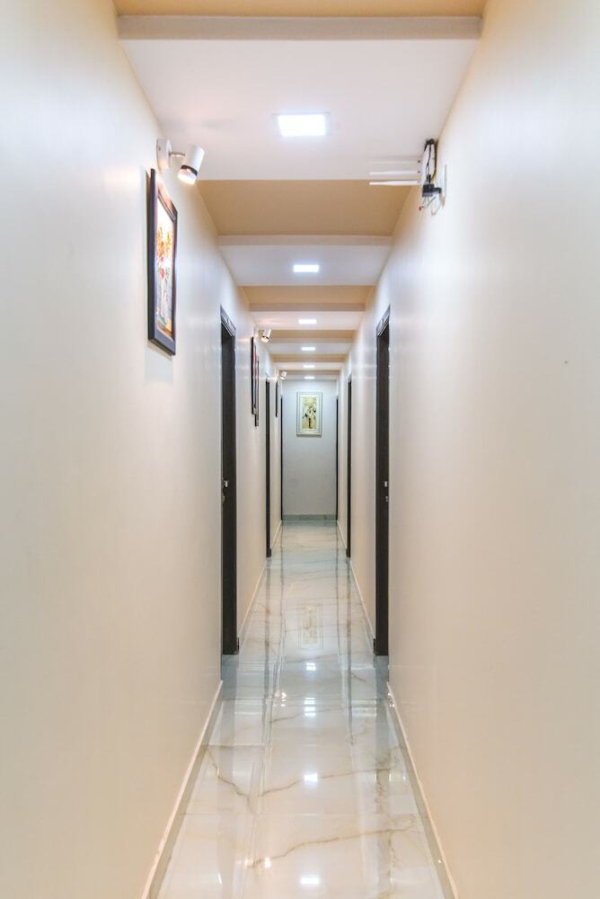 Hotel Nest Inn, Malad
