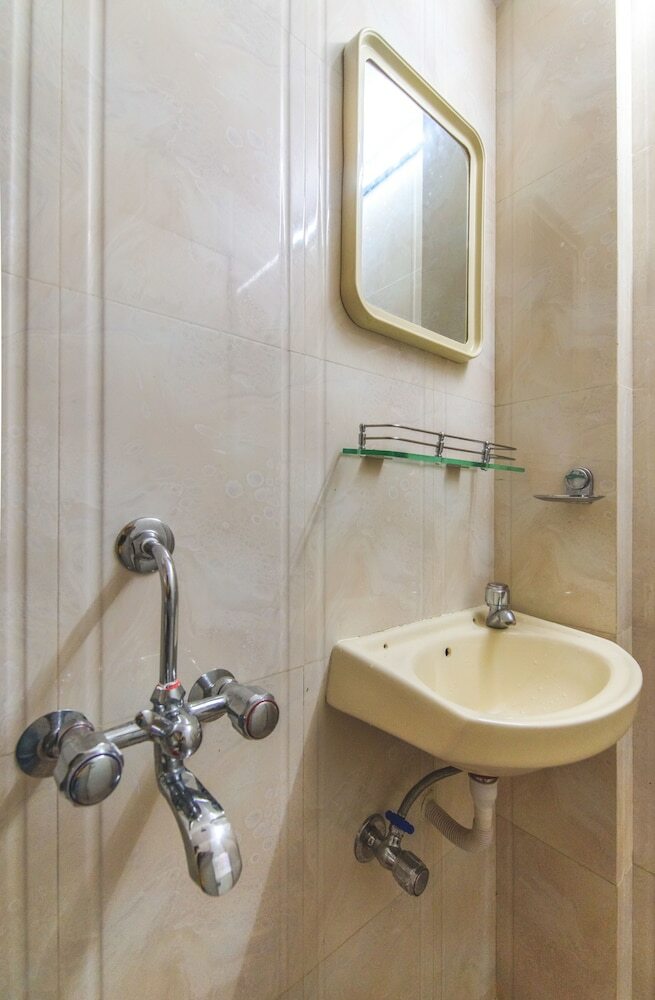Hotel Nest Inn, Malad