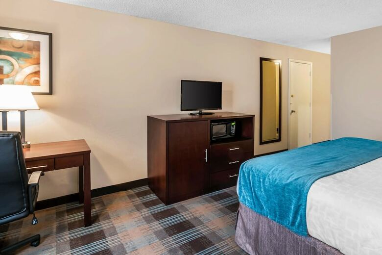 Hotel Clarion Inn Near Jblm