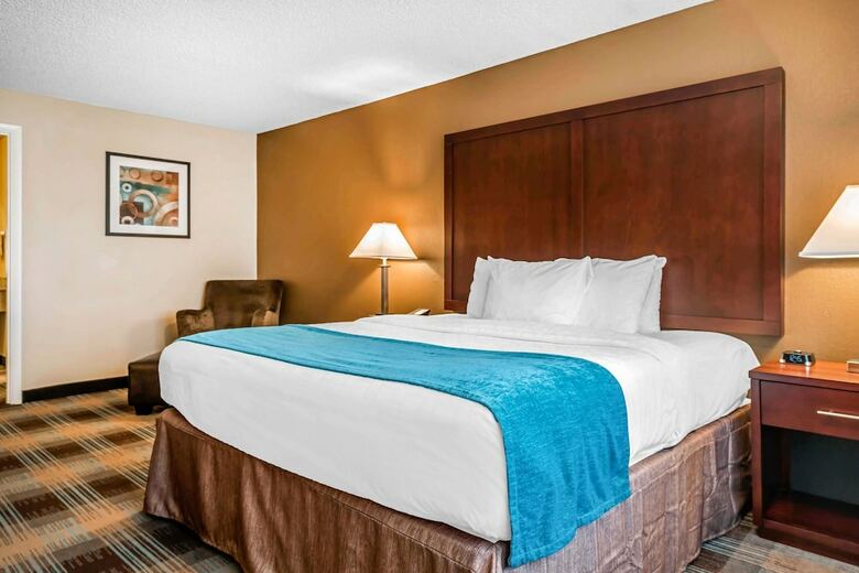 Hotel Clarion Inn Near Jblm