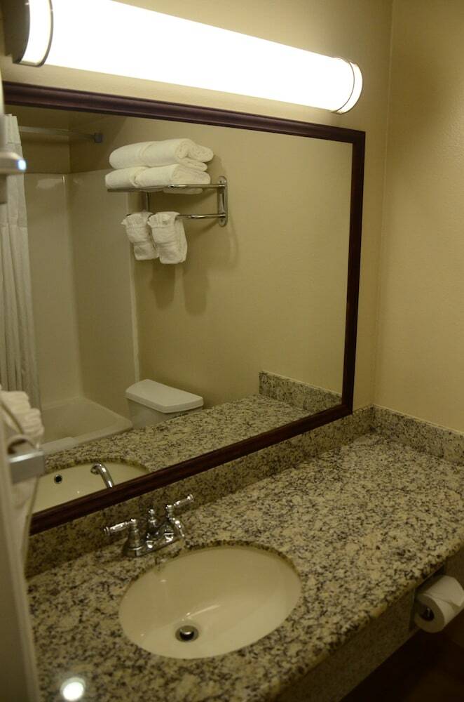 Hotel Clarion Inn Near Jblm