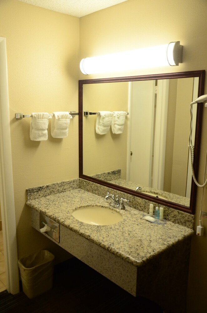 Hotel Clarion Inn Near Jblm