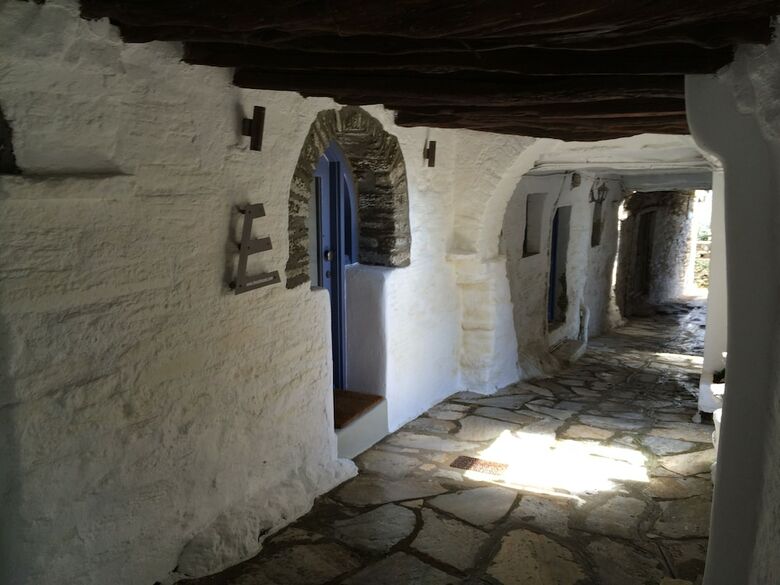 Tinos E Houses