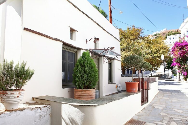 Tinos E Houses