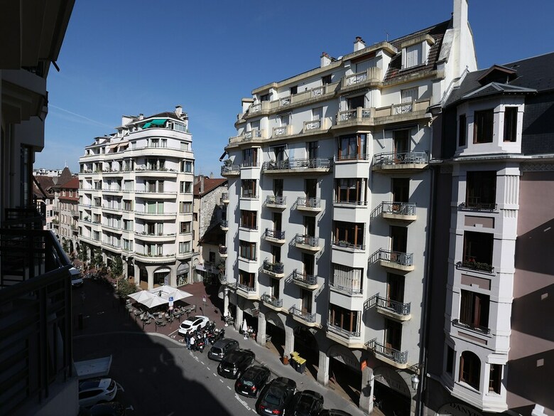 Annecy Elegant Downtown Lakeview Apartment