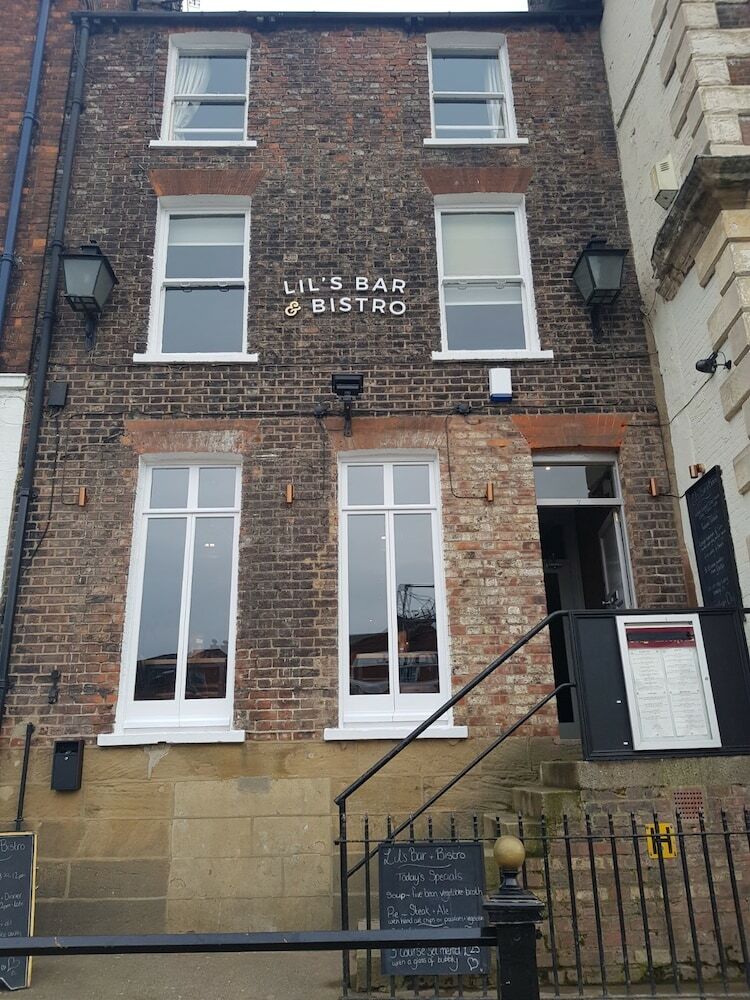 Hotel Lil's Bar And Bistro
