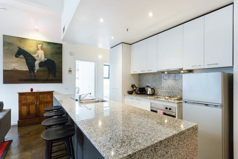 Cynthia, 2bdr Melbourne Apartment