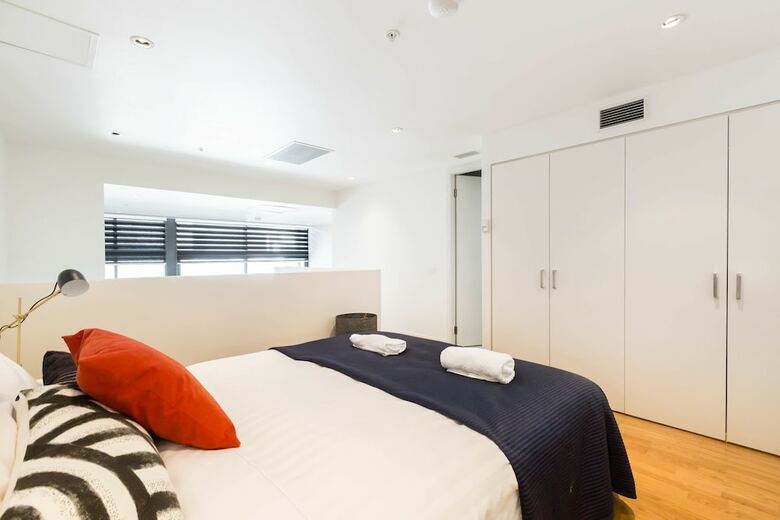 Evan, 1bdr Southbank Apartment