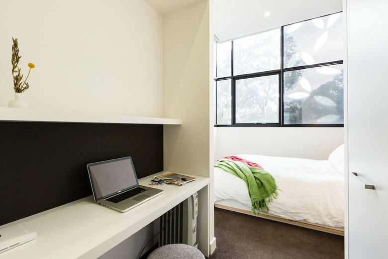 George, 1bdr North Melbourne Apartment