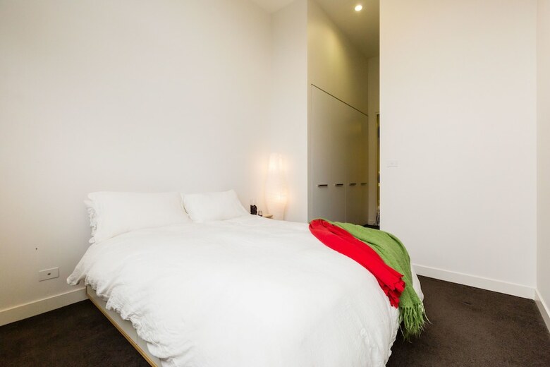 George, 1bdr North Melbourne Apartment