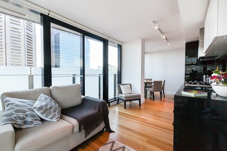 Logan, 2bdr Melbourne Apartment