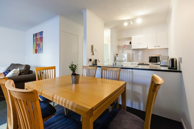 Dawn, 2bdr Carlton Apartment