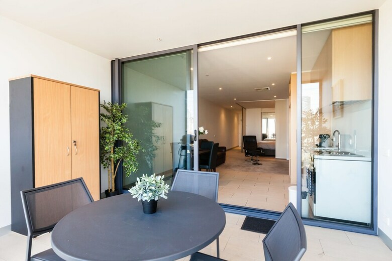 Miles, 1bdr Melbourne Apartment