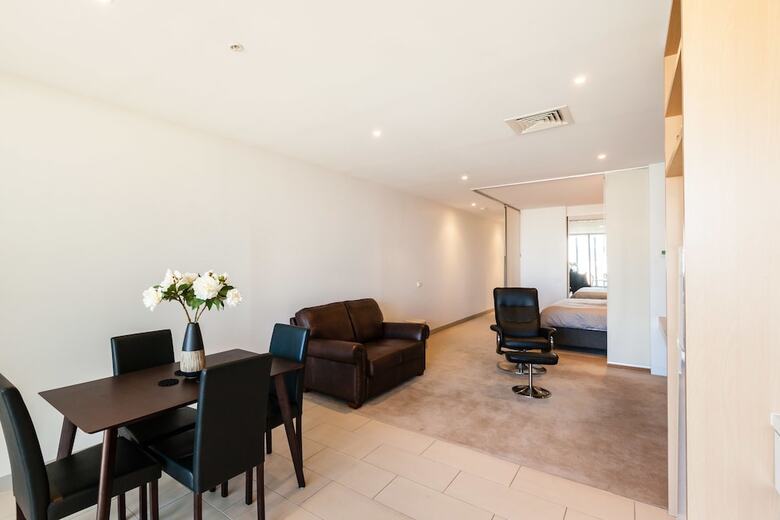 Miles, 1bdr Melbourne Apartment