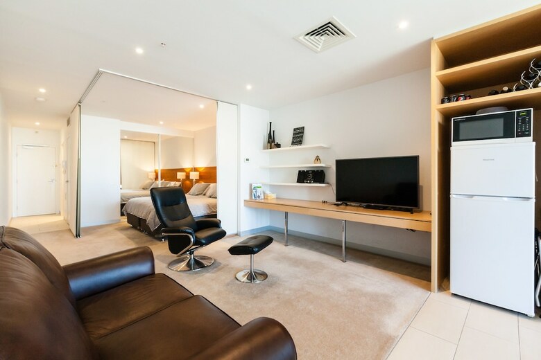 Miles, 1bdr Melbourne Apartment