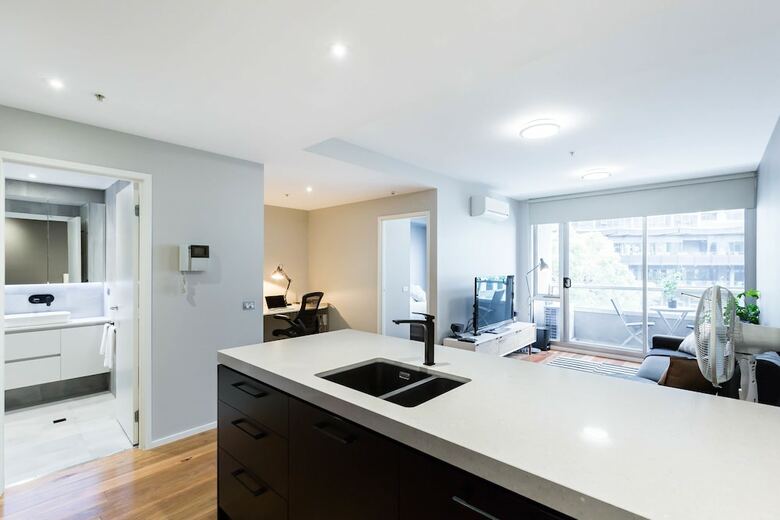 Sandra, 1bdr Carlton Apartment