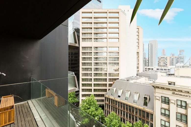 Robyn, 1bdr Melbourne Apartment