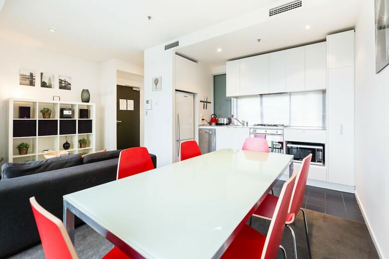 Robyn, 1bdr Melbourne Apartment