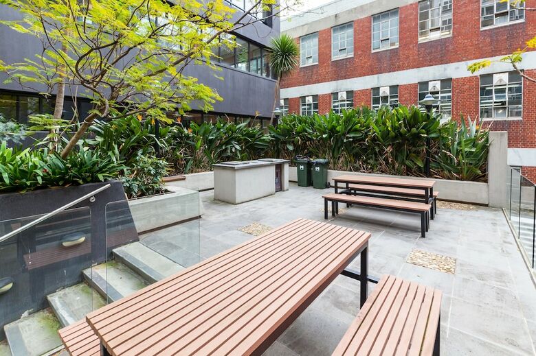 Wesley, 2bdr Carlton Apartment