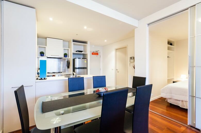 Wesley, 2bdr Carlton Apartment