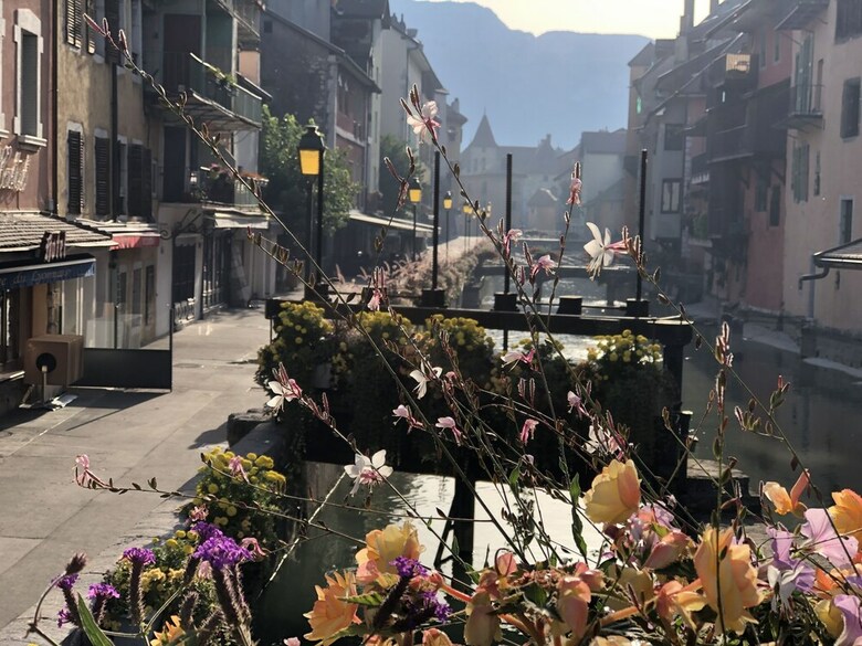 Apartamentos Annecy, A Balcony Right Downtown