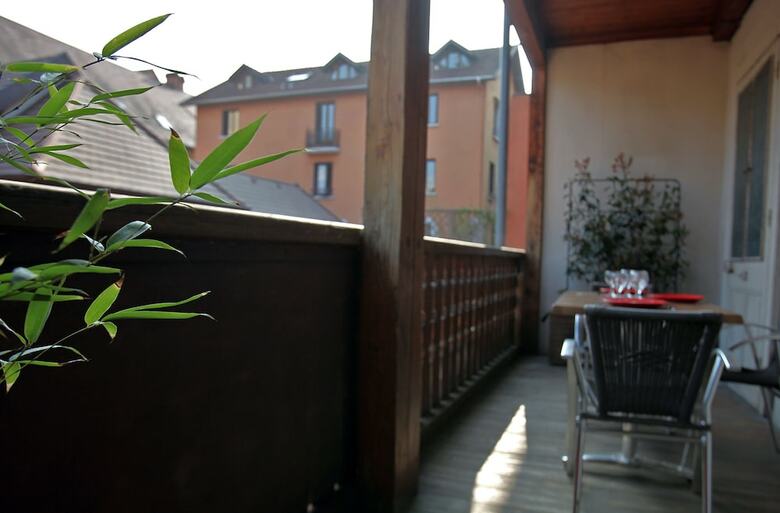 Apartamentos Annecy, A Balcony Right Downtown