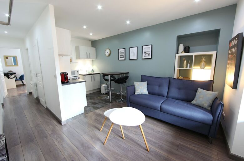 Apartamentos Annecy, A Balcony Right Downtown