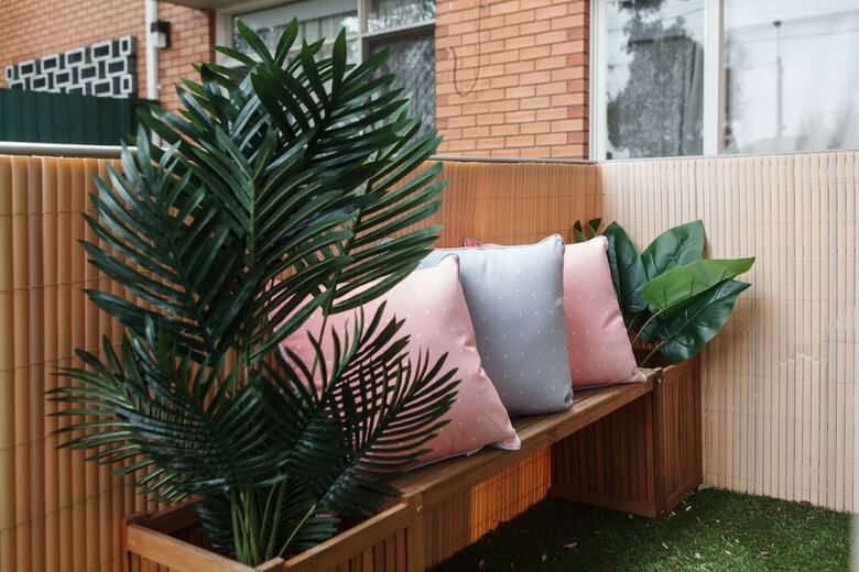 Balcony Retreat Apartment By Ready Set Host